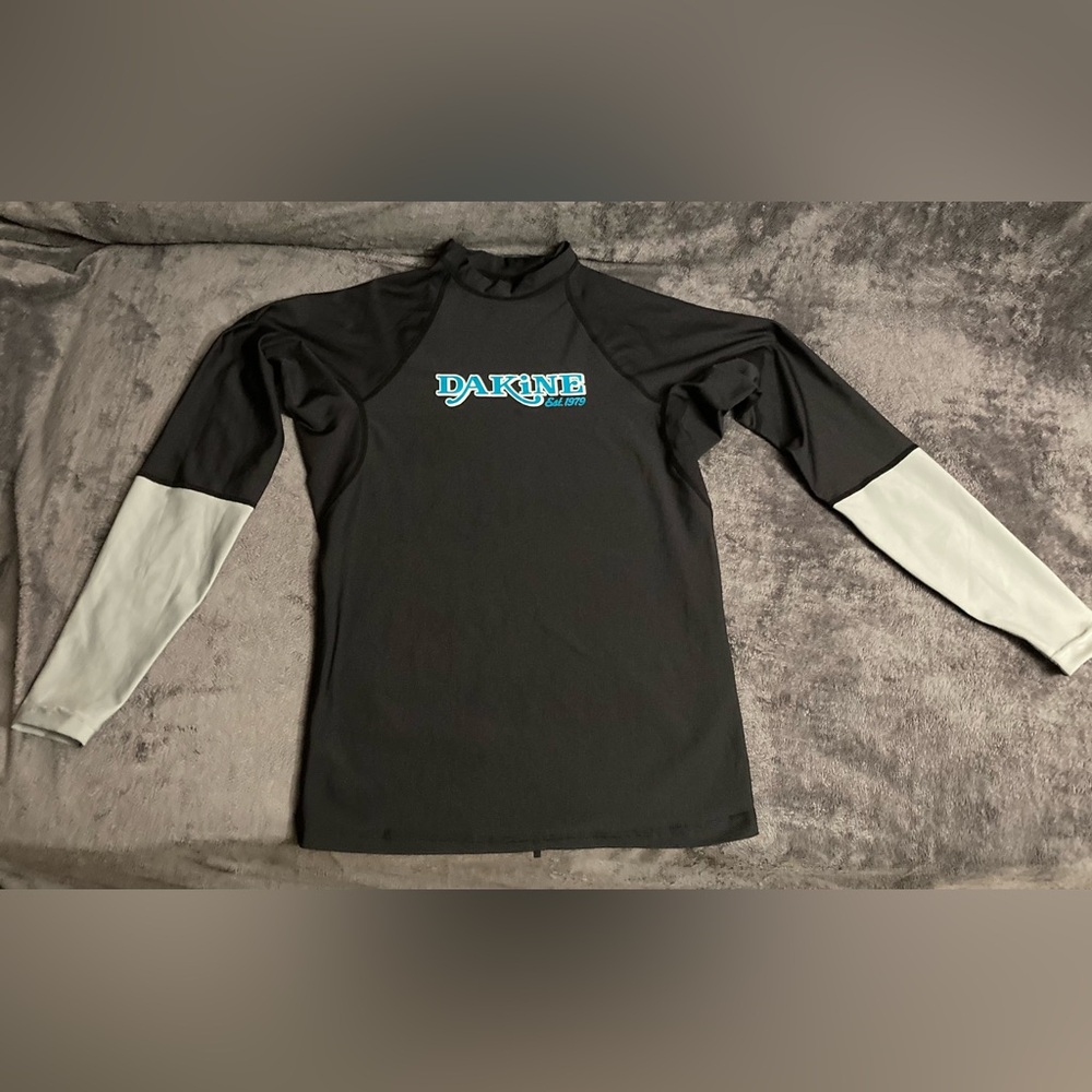 DaKine Women’s Long Sleeved Rash Guard Size Large. Like new.